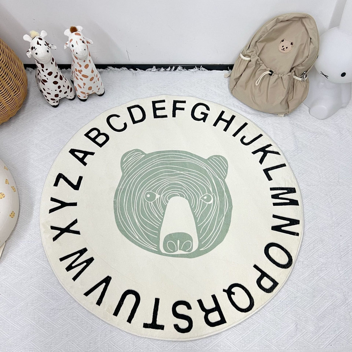 Runder Bildungsalphabet Spielteppich mit Schaf-Illustration