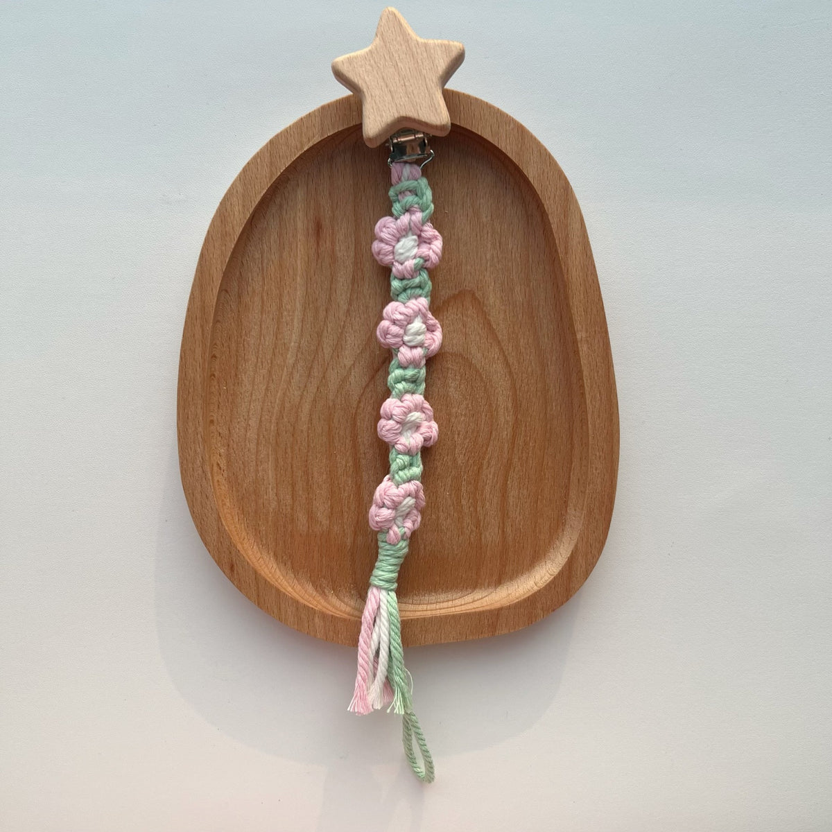 Makramee Kinderwagen- und Schnuller-Lanyard mit Holzstern-Clip