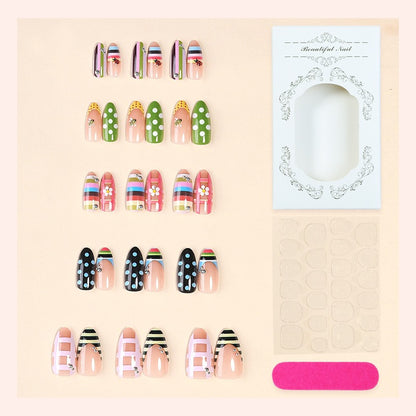 Kunstnagelset mit bunten Mustern und Glitzerdetails Brehn