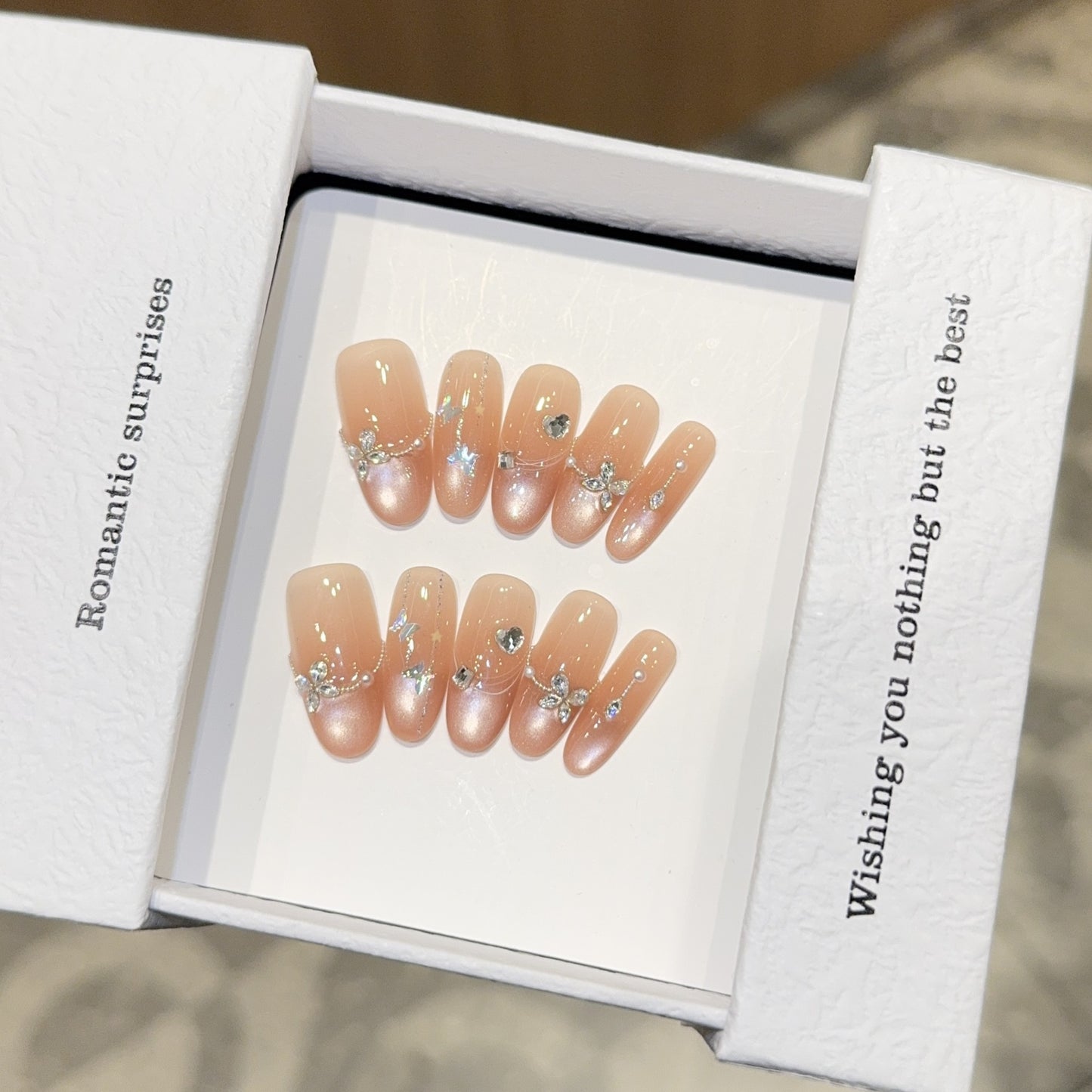 Kunstnagel Set mit Romantischen Herz- und Glitzermotiven Brehn