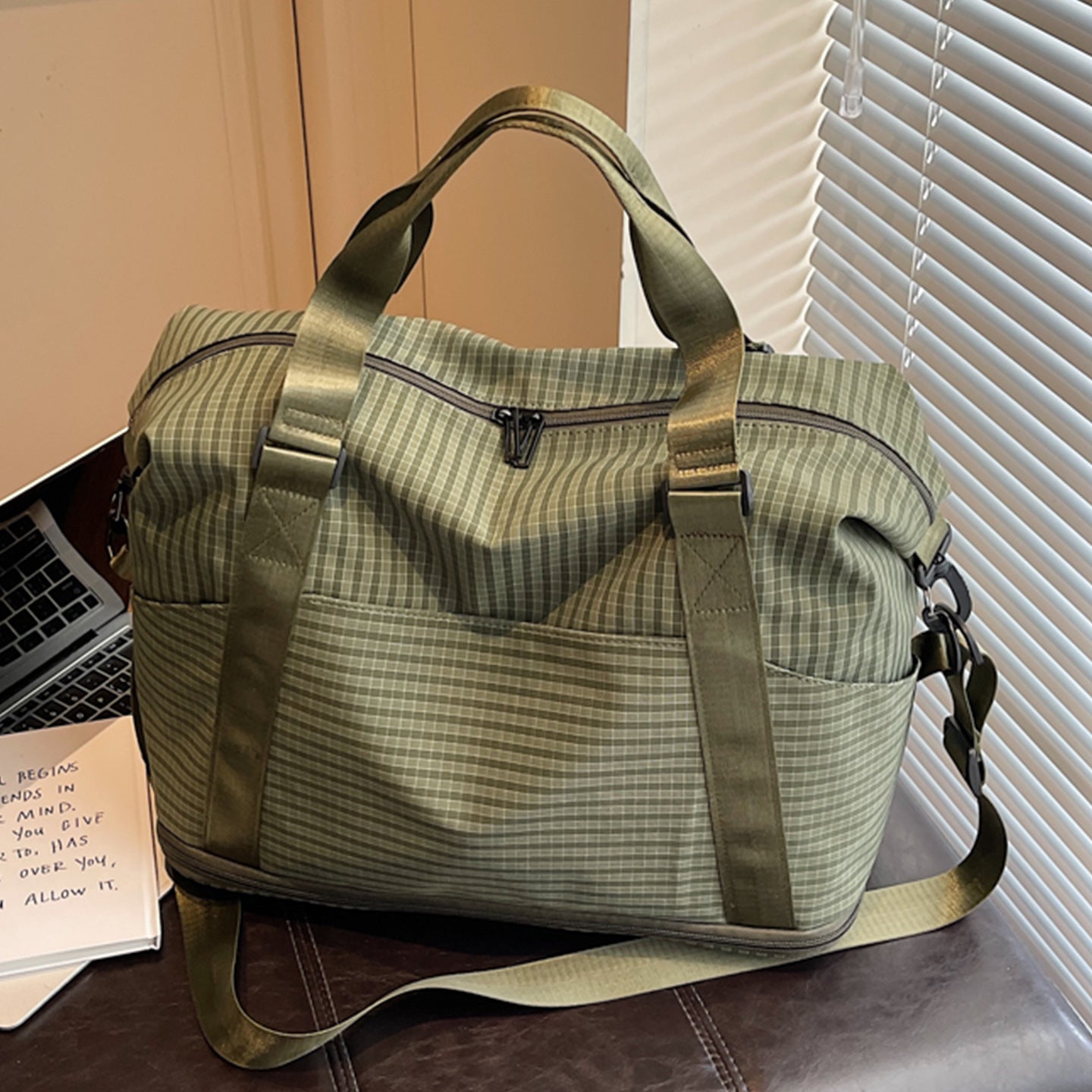 Sportliche Reisetasche mit Praktischem Stauraum und Verstellbaren Trageriemen Brehn