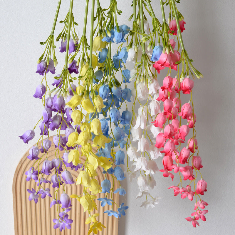 Schöne hängende Blumendekoration