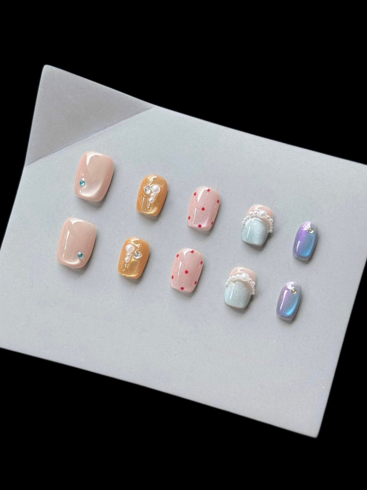 Dekoratives Press-On-Nagelkunst-Set mit einzigartigen Edelstein- und Perlenakzenten