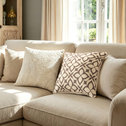 Besticktes Zierkissen aus Leinenoptik mit Paisley‑Ornament und Reliefstickerei Brehn