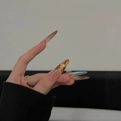 Elegante Stiletto-Nagelverlängerungen mit Glitzerakzenten