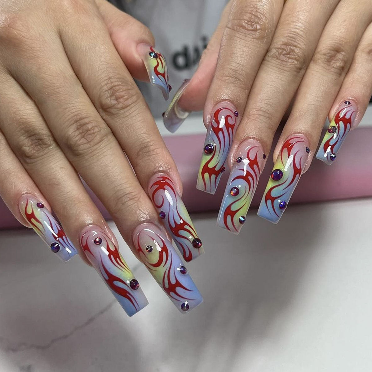 Künstlerisches Flammen-Design Acrylnagelkunstverlängerungen Brehn