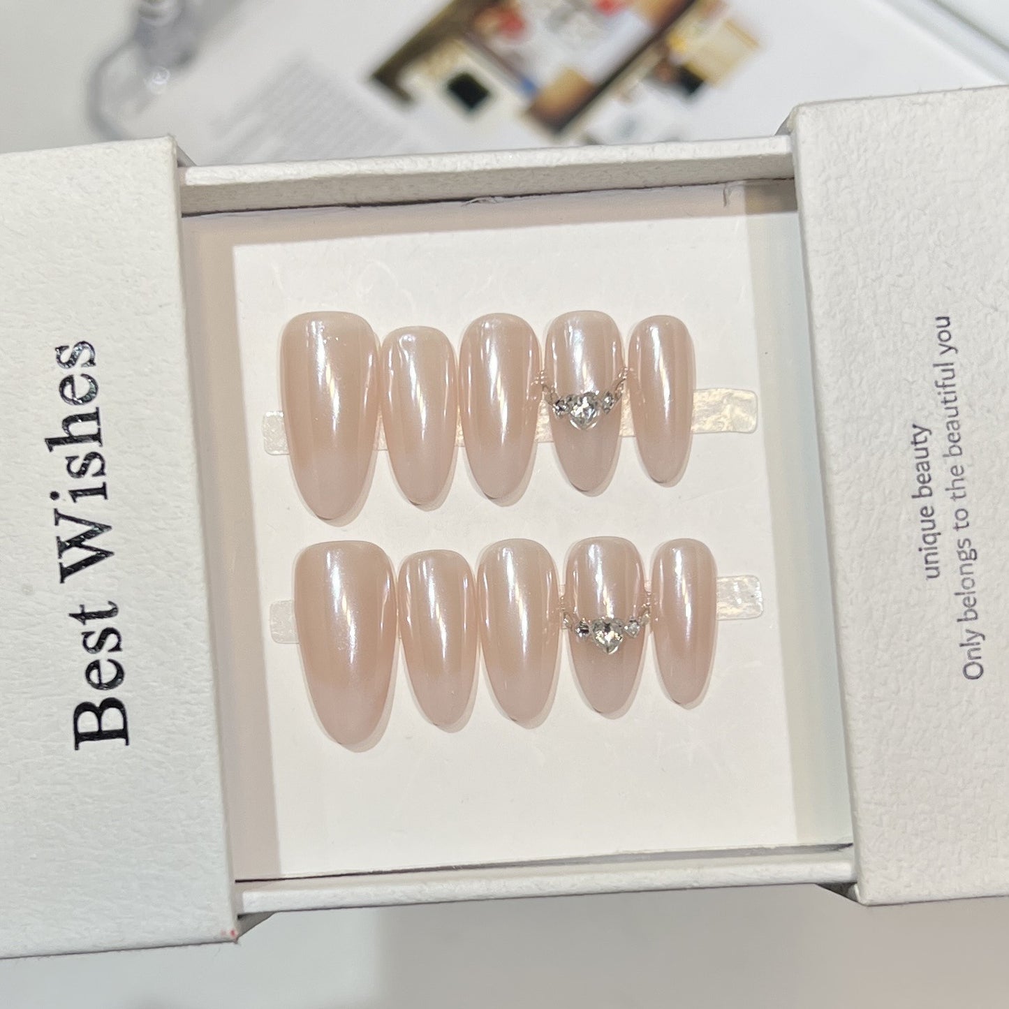 Elegantes dekoratives Press-On-Nagelset mit Strass-Akzenten Brehn