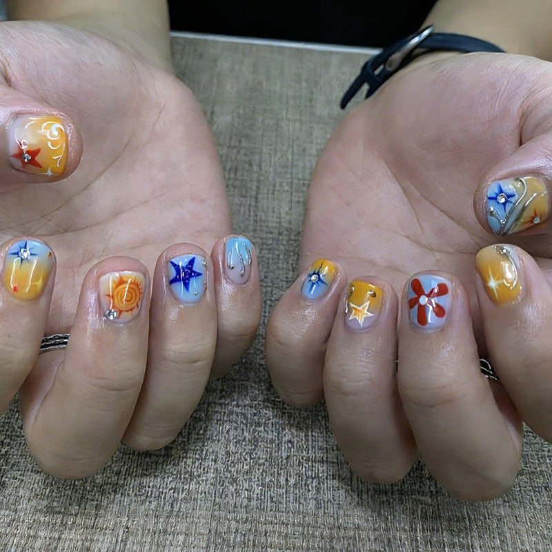 Kunstnagelset mit kreativen floralem und geometrischem Design Brehn