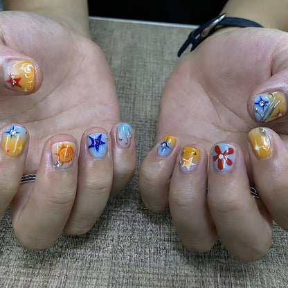 Kunstnagelset mit kreativen floralem und geometrischem Design Brehn