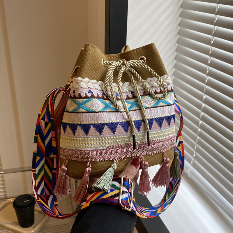 Bestickte Festival-Kordelzugtasche