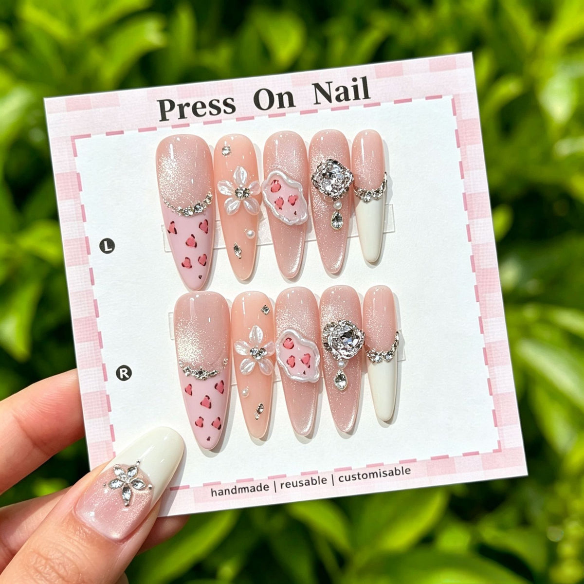Künstlerisches Press-On Nail Art Set mit niedlichen Charakteren und Schleifenakzenten