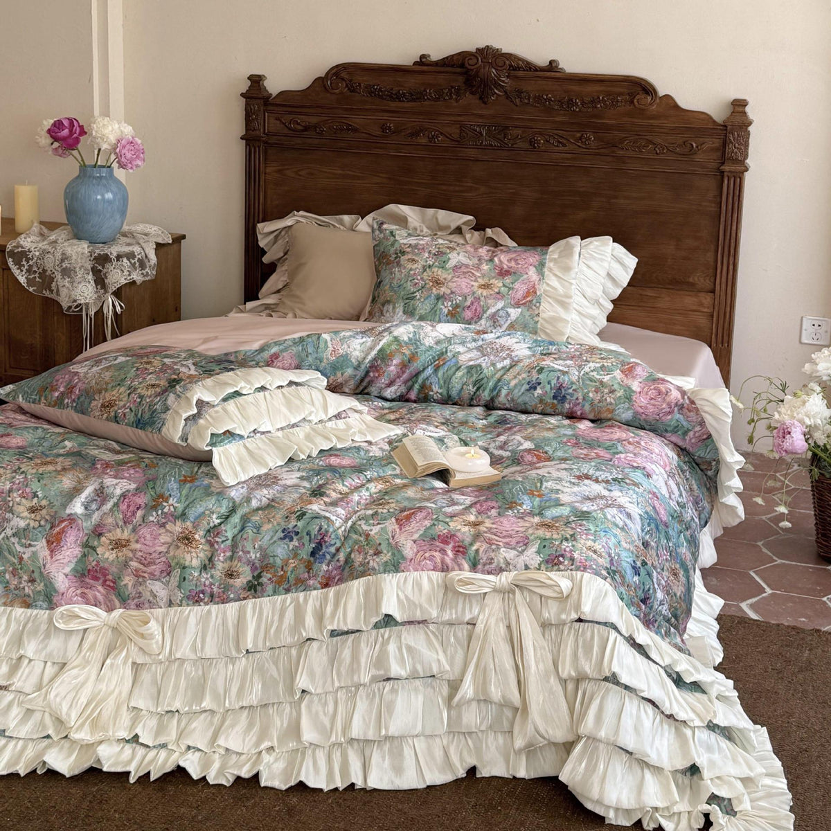 Luxuriöses Bettwäsche-Set mit Rüschen, Bettrock und floralem Print