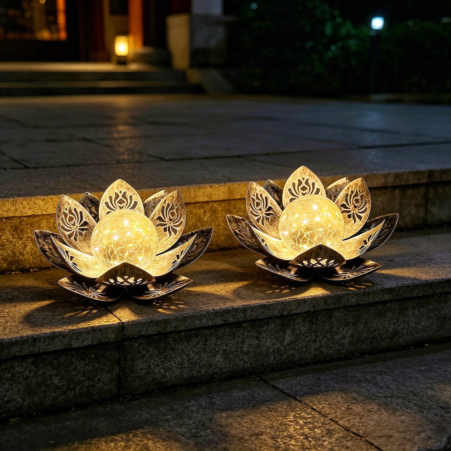 Dekorative Solar Lotus LED Gartenlaterne mit Crackle-Glas-Globus und lasergeschnittenen Metallblütenblättern Brehn