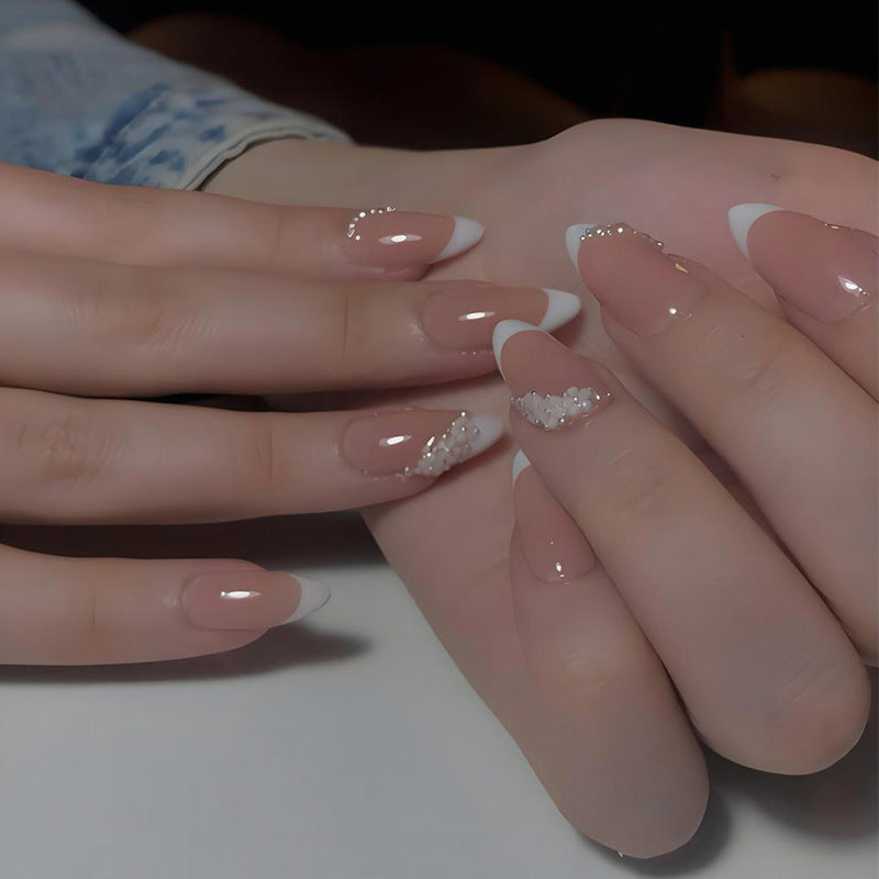Kunstnagelset mit romantischen Blüten- und Glitzerverzierungen Brehn