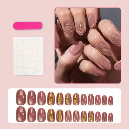 Kunstnagelset mit eleganten goldenen Akzenten und schimmerndem Finish Brehn