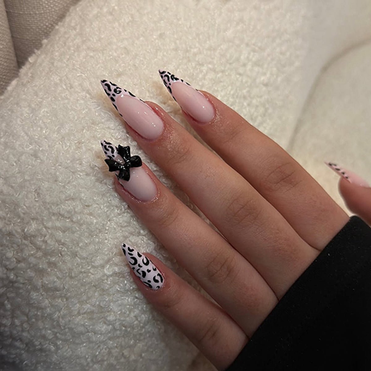 Kunstvolle Stiletto-Nägel mit Leopardenmuster und Schleifenakzent Brehn