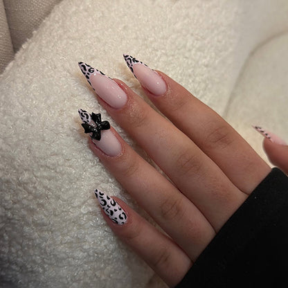 Kunstvolle Stiletto-Nägel mit Leopardenmuster und Schleifenakzent Brehn