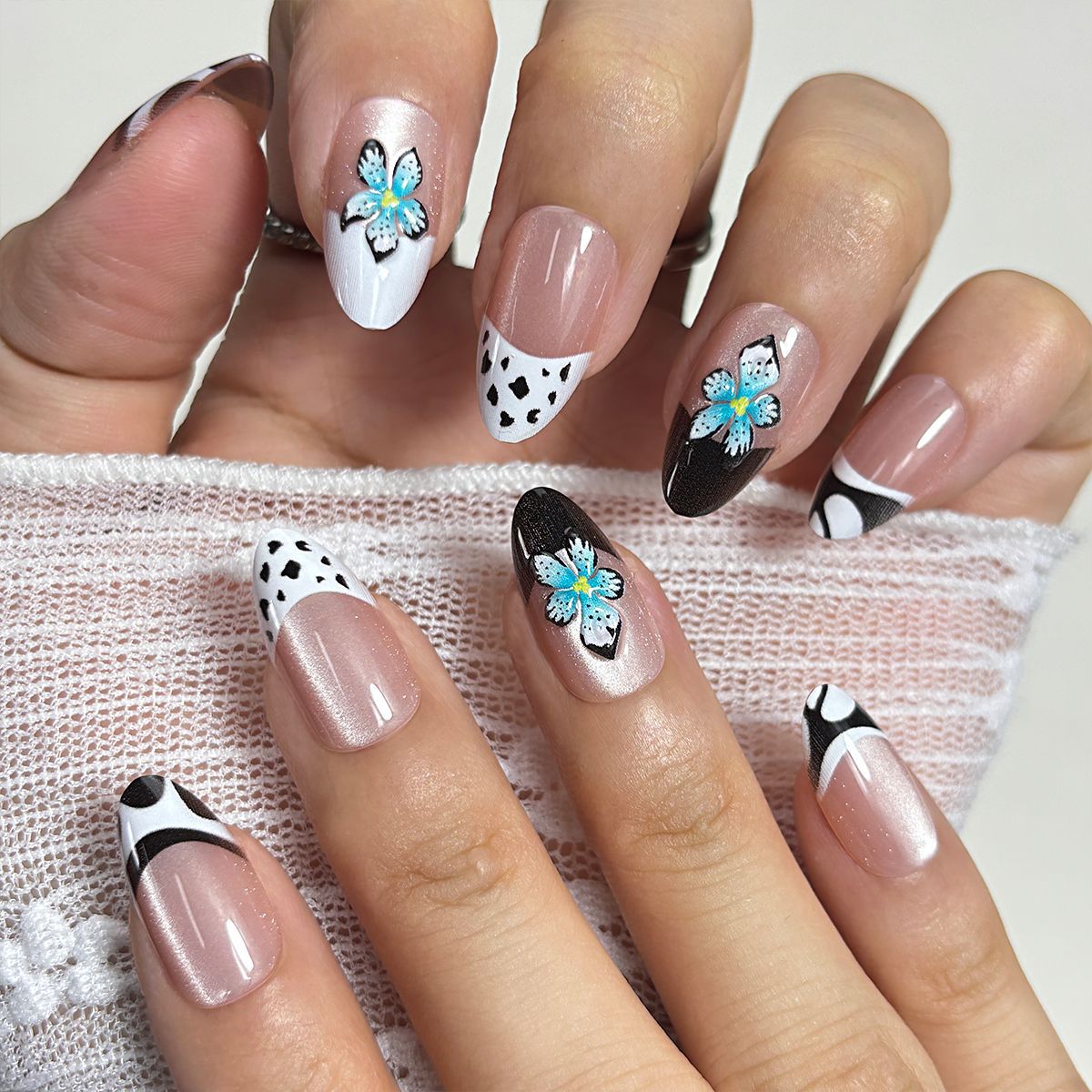 Künstlerisches Blumen Press-On Nagelset Brehn