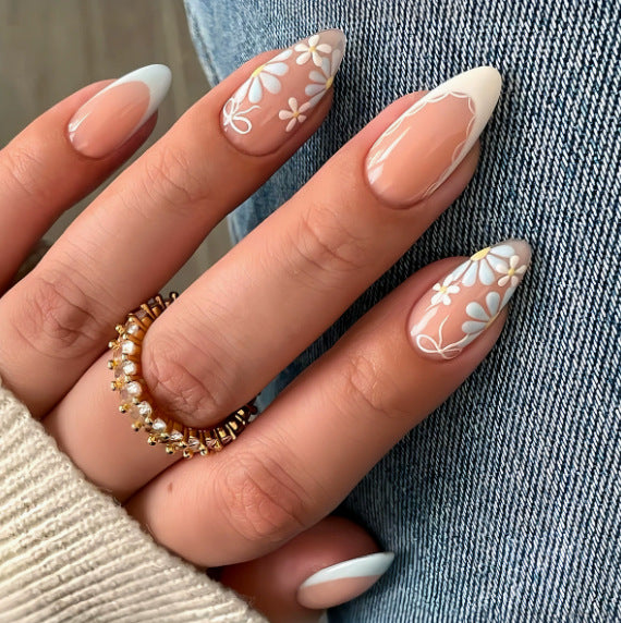 Kunstnagelset mit floralen Akzenten und eleganten Spitzen Brehn