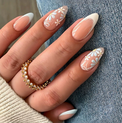 Kunstnagelset mit floralen Akzenten und eleganten Spitzen Brehn