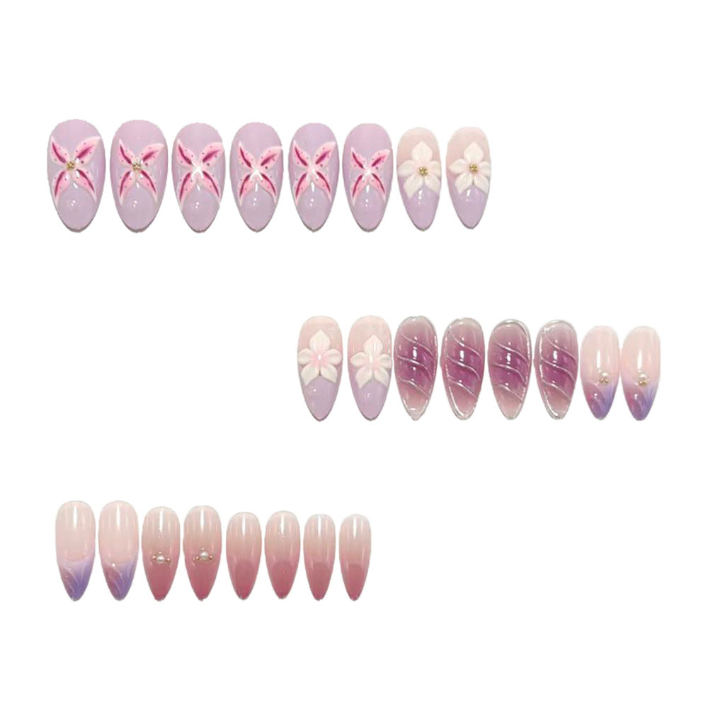 Exquisite Kunstnägel mit Floralem Design und Glitzerakzenten Brehn