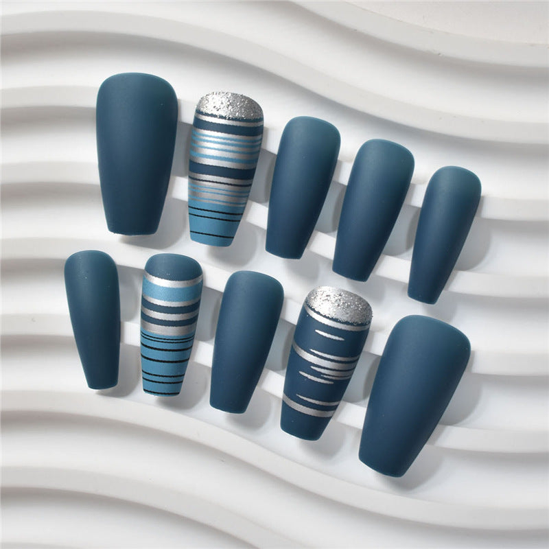 Modische matte Finish Press-On Nägel mit metallischen Streifen Brehn