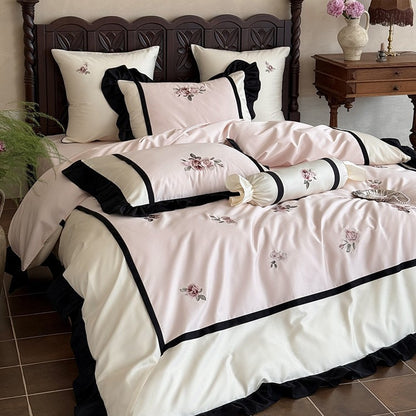 Luxuriöses besticktes Bettwäsche-Set aus Baumwollsatin mit Rüschen und Zierkissen