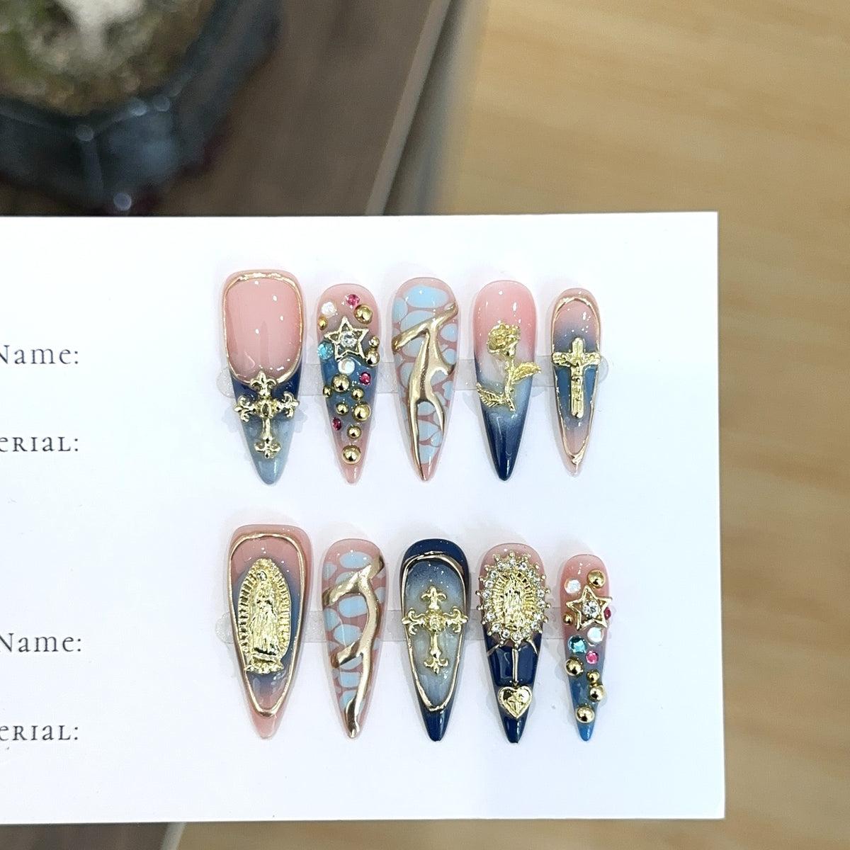 Künstlerisches dekoratives Press-On-Nagelset mit Edelsteinakzenten
