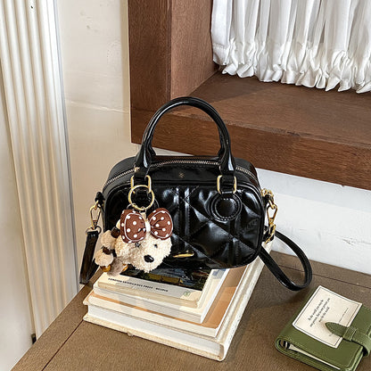 Gepolsterte Mini-Handtasche mit Plüsch-Schlüsselanhänger