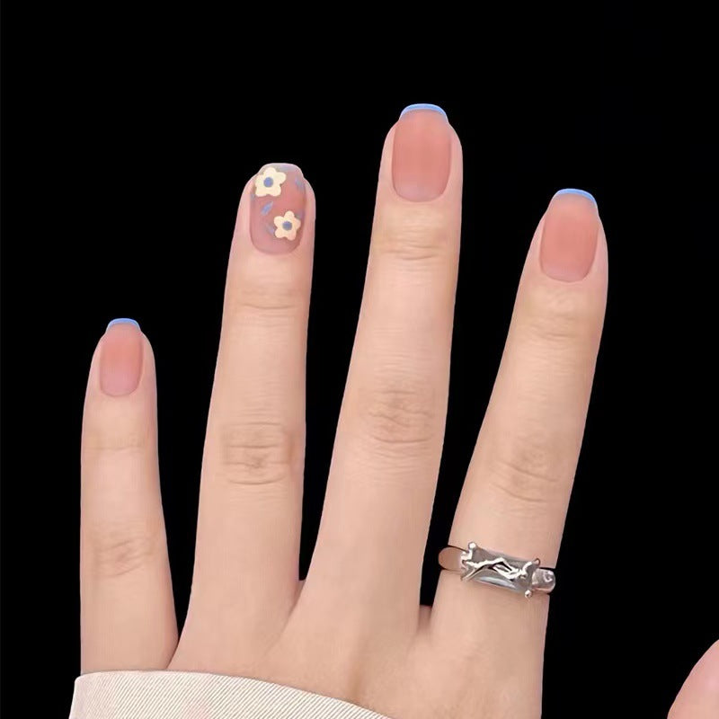 Kreatives Nageldesign mit floralen Akzenten Brehn