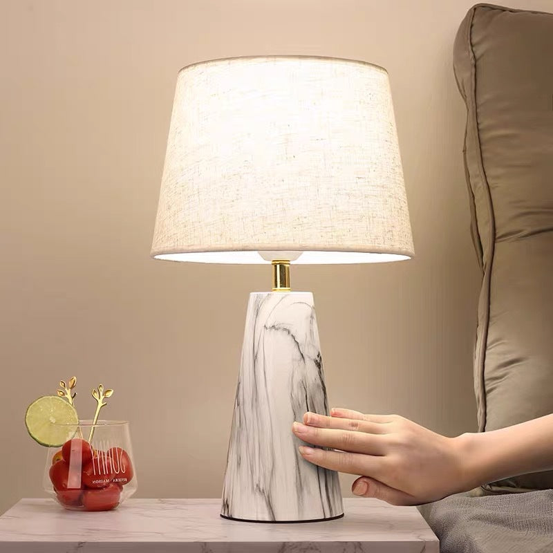 Zeitgenössische Marmorbasis Tischlampe