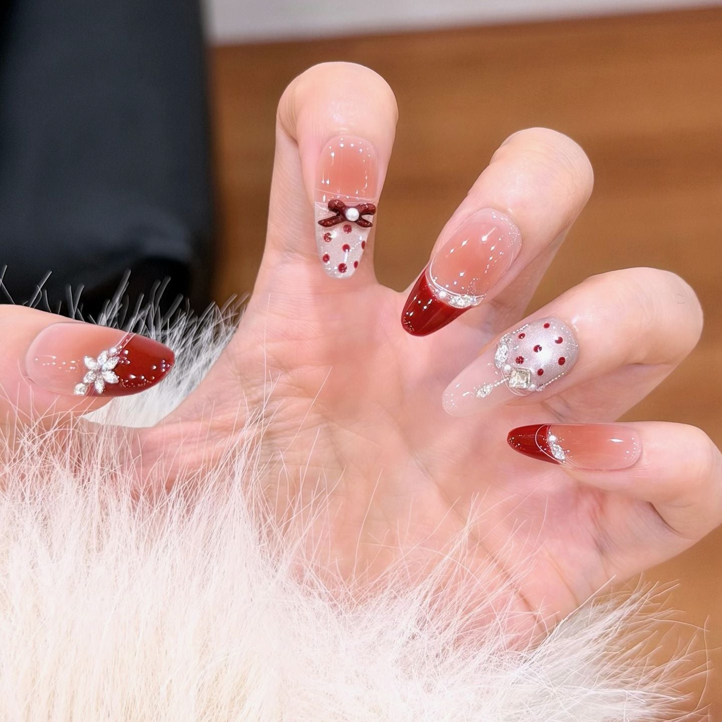 Künstlerisches Press-On-Nagel-Set mit elegantem Bogen und Schmuckstein-Dekor Brehn