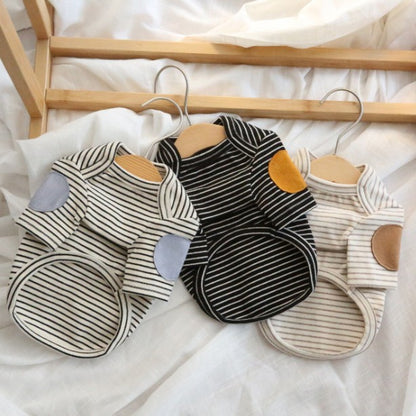 Gestreiftes Baumwollstrickhundetee mit El-Patches und abgerundetem Bauchschnitt