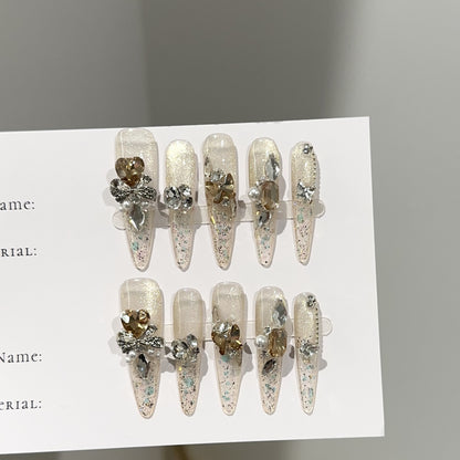 Eleganter Stiletto Press-On Nagelset mit Edelsteinakzenten