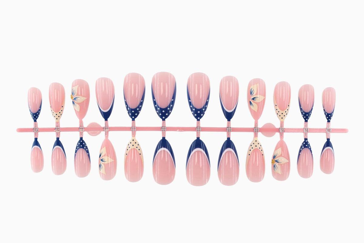 Kunstnagelset mit eleganten Blumendetails und modernen Akzenten Brehn