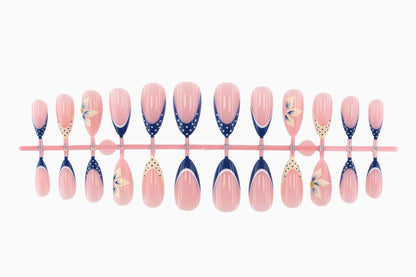 Kunstnagelset mit eleganten Blumendetails und modernen Akzenten Brehn