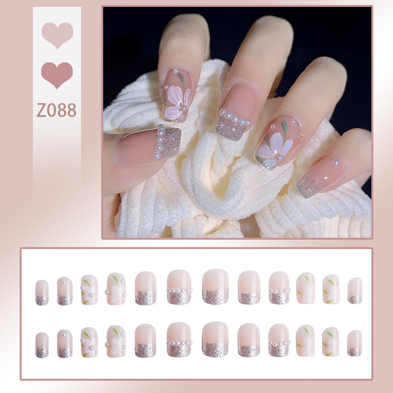 Kunstnagelset mit eleganten Glitzerverzierungen und schimmernden Akzenten Brehn