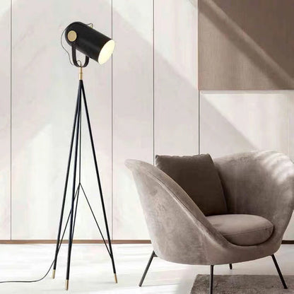 Moderne verstellbare Stehlampe mit Dreibeinfuß