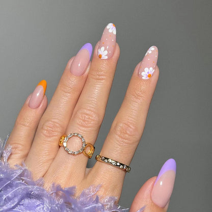 Kunstvolle Nagelkunst mit floralen Akzenten und Farbverlauf Brehn