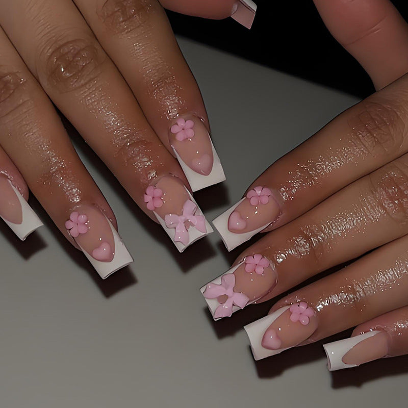 Kunstnagelset mit romantischen Blüten und eleganten Akzenten Brehn