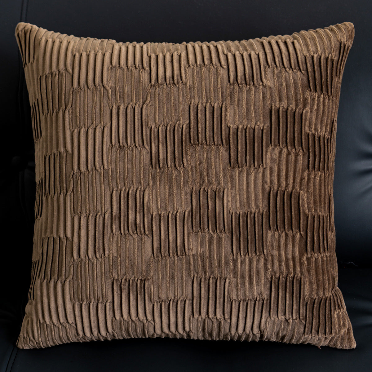 Dekoratives Kissen mit geometrischem Muster