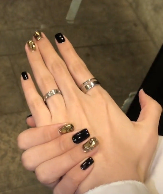 Kunstvolle Nagelkunst mit luxuriösem Glitzerdesign Brehn