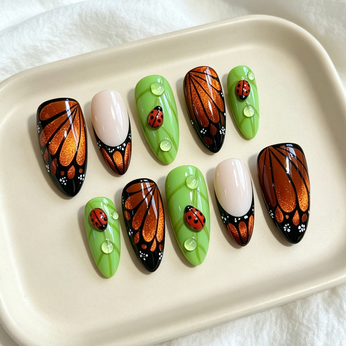 Künstlerisch gestaltete Nagelüberzüge