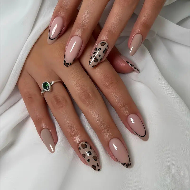 Kunstnagelset mit stilvollem Leopardenmuster Brehn