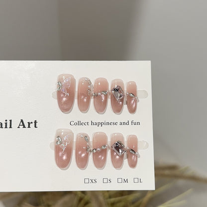 Elegantes Press-On-Nagelkunst-Set mit dekorativen Akzenten