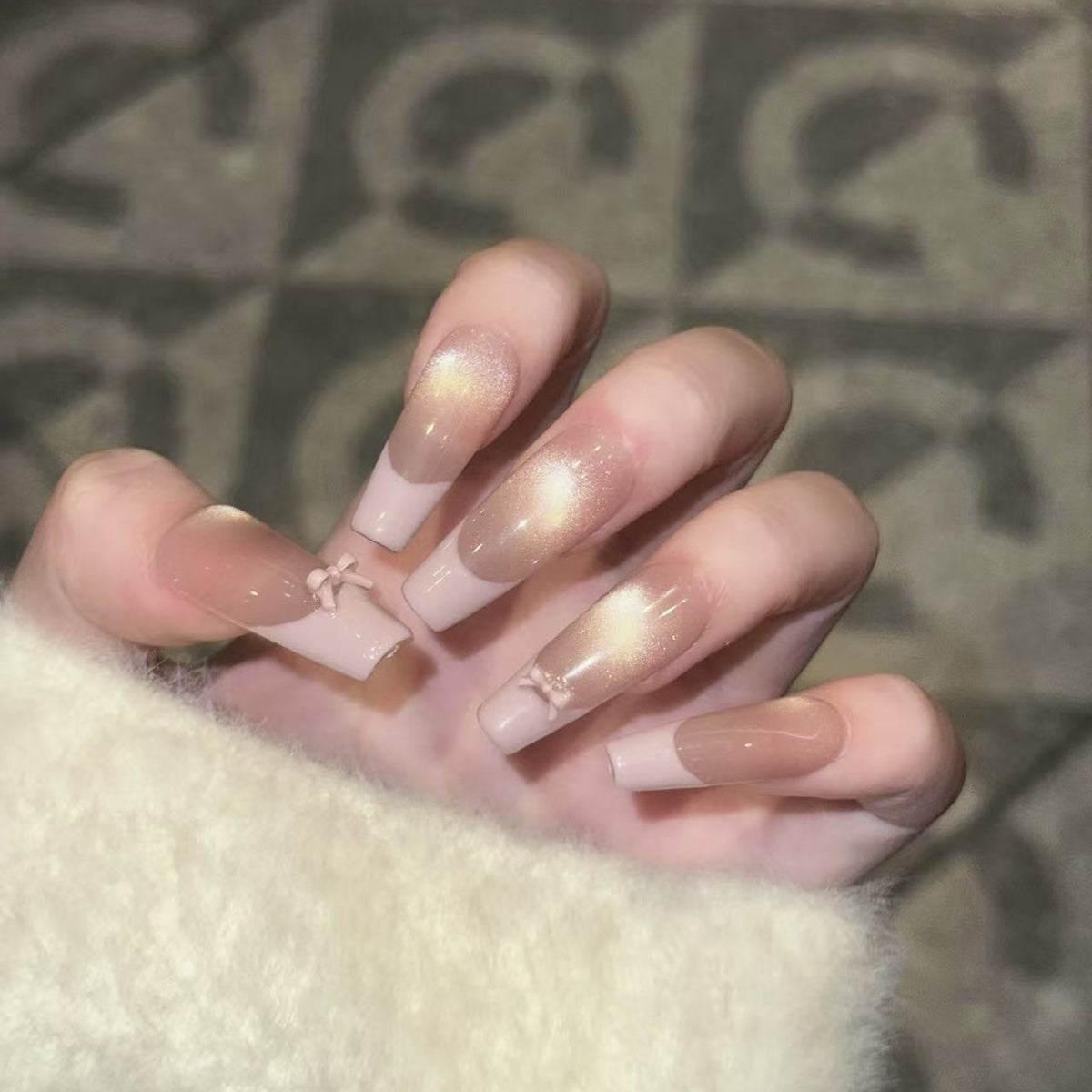 Wiederverwendbares Press-On-Nagelset mit eleganten Schleifenakzenten Brehn