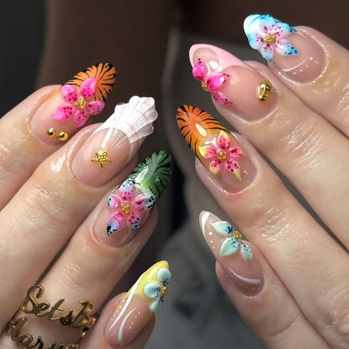 Kunstfingernägel mit Kreativen Floralen und Tropischen Designs Brehn