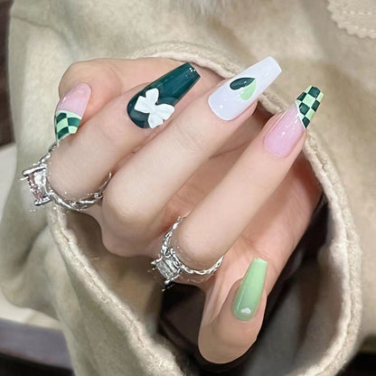 Künstliche Nagelverlängerungen mit kreativem Design und Glitzerakzenten Brehn