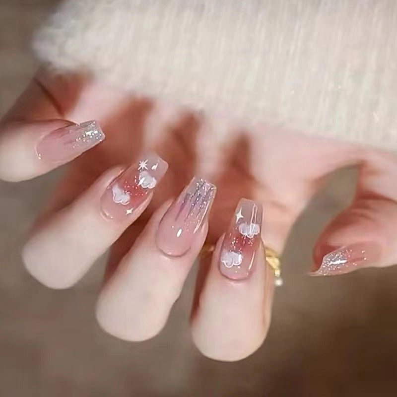 Kunstvolle Nagelkunst mit Wolken-Design Brehn