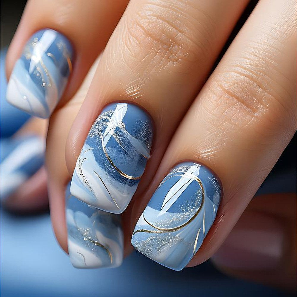 Elegante Kunstnägel mit Französischer Maniküre und Glitzereffekten Brehn